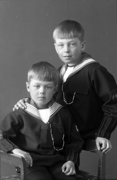 Porträtt av två barn; pojkar. Oidentifierade. Ateljefoto.