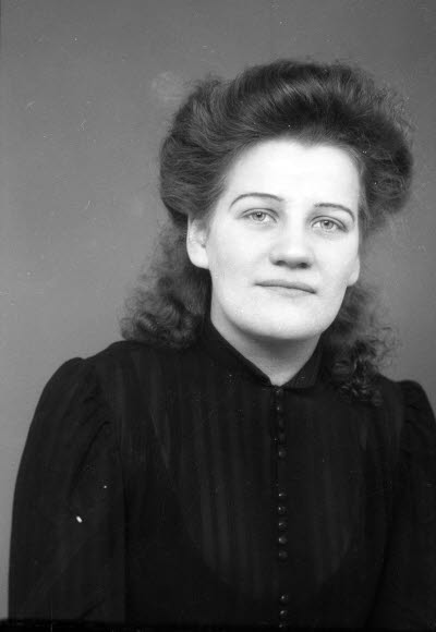 Porträtt av en dam. Ateljefoto.