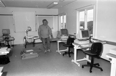 Inredning av nytt datarum för utbildningar.