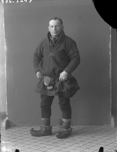 Porträtt av en herre i samedräkt.