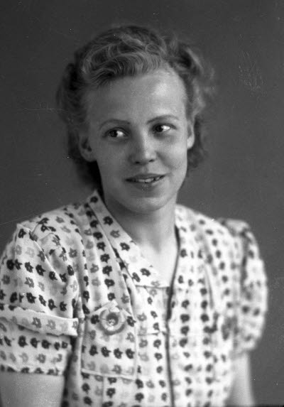 Porträtt av en dam. Ateljefoto.