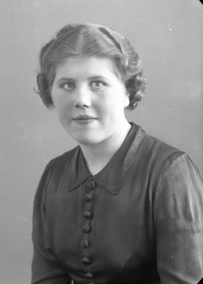 Porträtt av en dam. Ateljefoto.