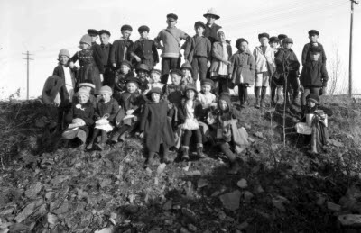 Gruppbild: skolklass på utflykt. Oidentifierade.