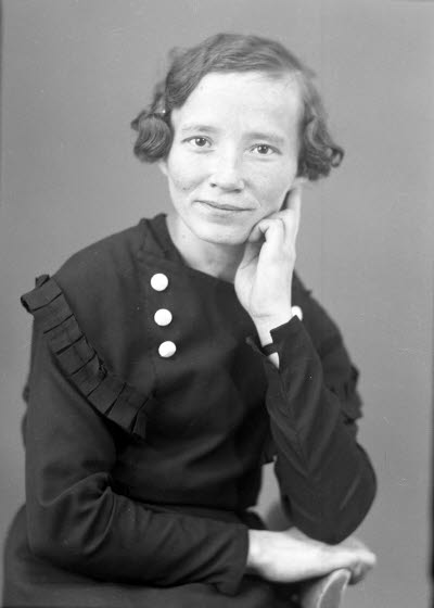 Porträtt av en dam. Ateljefoto.