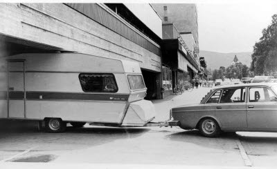 Husvagnsekipage som fastnat i Arkadens parkeringsdäck. Gällivare.