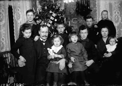Gruppbild; släktbild; julfirande; julgran.