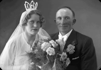 Porträtt av ett brudpar. Ateljefoto.