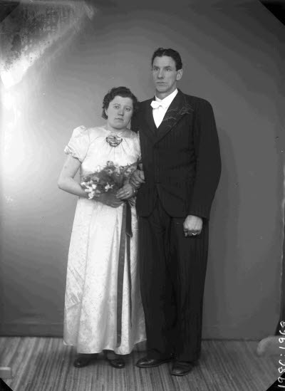 Porträtt av ett brudpar.