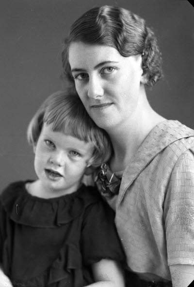 Porträtt av en dam och ett barn; flicka. Ateljefoto.