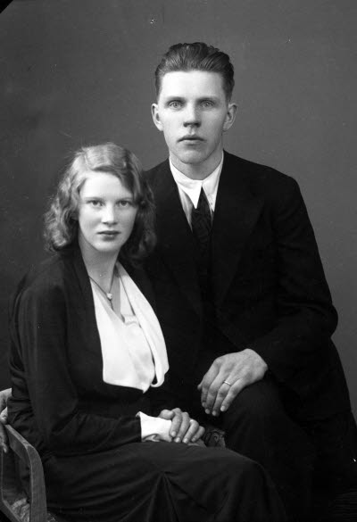 Porträtt av ett par; en herre och en dam. Ateljefoto.