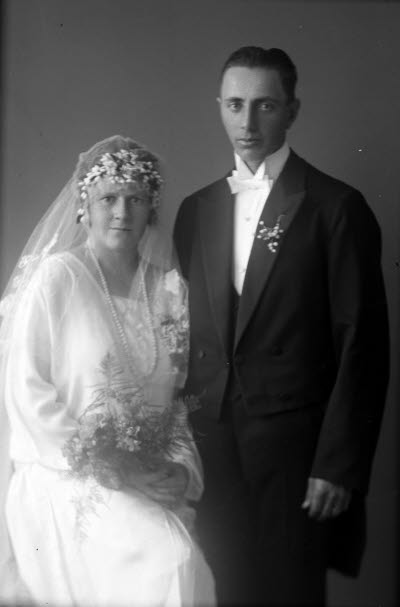 Porträtt av ett brudpar, bröllopsfoto. Ateljefoto.