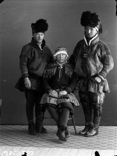 Porträtt av familj i samedräkter. Ateljefoto.