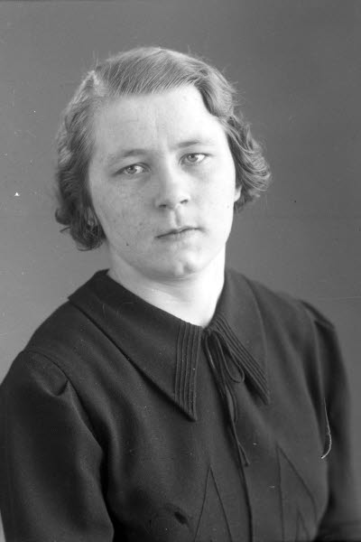 Porträtt av en dam. Ateljefoto.