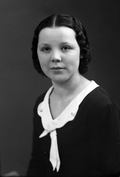 Porträtt av en dam. Ateljefoto.