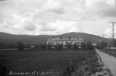 Barnhemmet. Dundret i bakgrunden.
