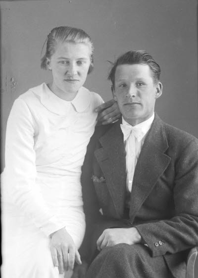 Porträtt av ett par; en herre och en dam. Ateljefoto.