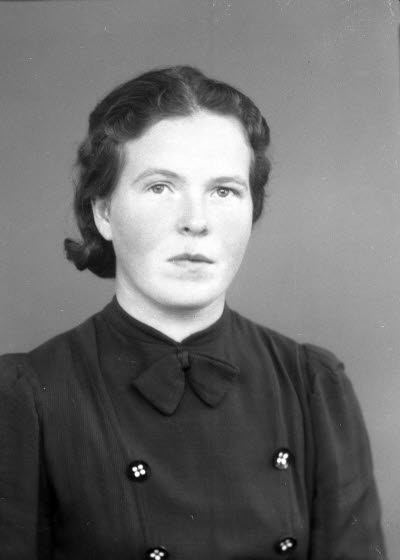 Porträtt av en dam. Ateljefoto.