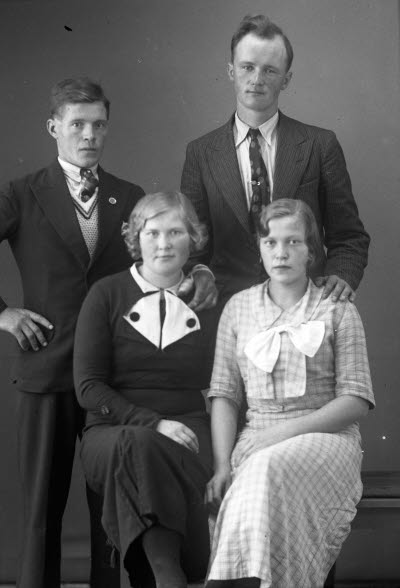 Porträtt av familj. Ateljefoto.