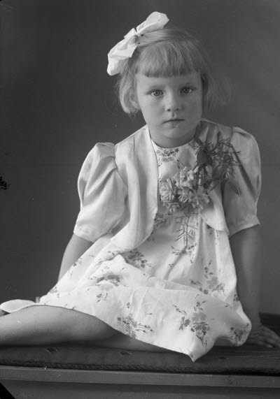 Porträtt av ett barn; en flicka. Ateljefoto.