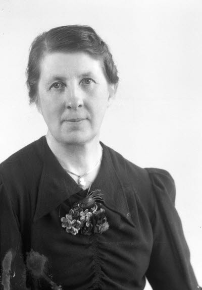 Porträtt av en dam. Ateljefoto.