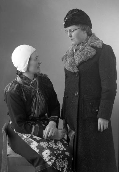 Porträtt av två damer. Ateljefoto.