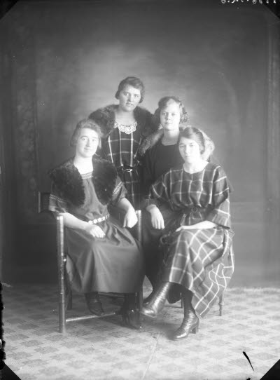 Porträtt av 4 damer. Ateljefoto.