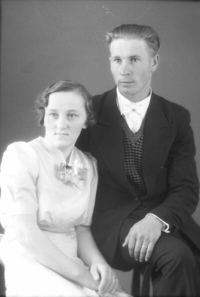 Porträtt av ett brudpar. Ateljefoto.