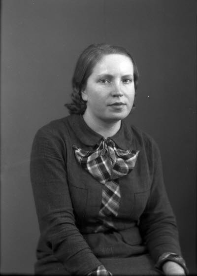 Porträtt av en dam. Ateljefoto.