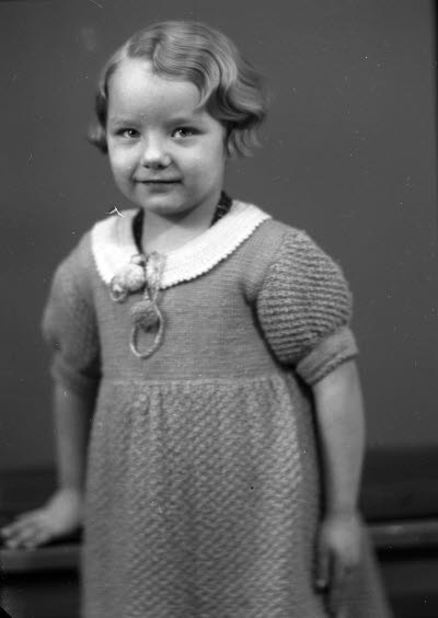 Porträtt av ett barn, en flicka. Ateljefoto.