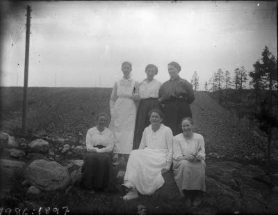 Ute i naturen; sex damer. Sjuksköterska? Oidentifierade.