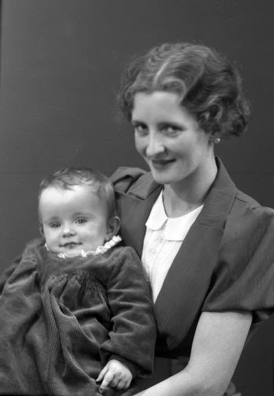 Porträtt av en dam och ett barn. Ateljefoto.