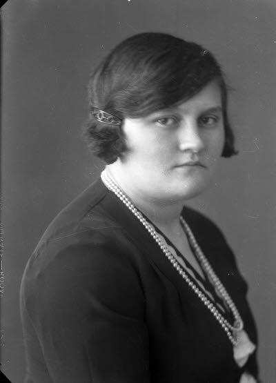 Porträtt av en dam. Ateljefoto.