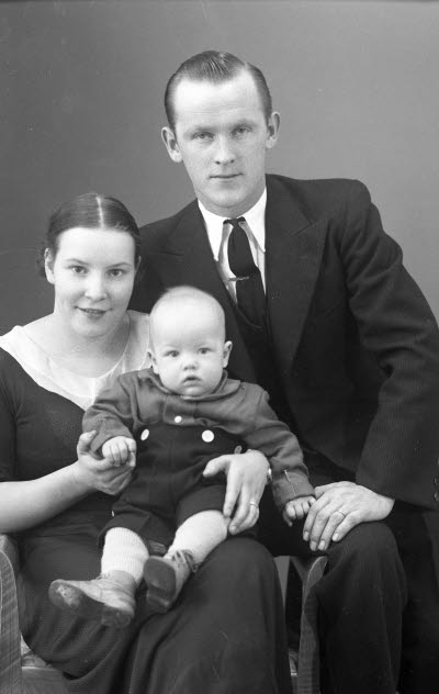 Porträtt av en herre, en dam och ett barn. Ateljefoto.