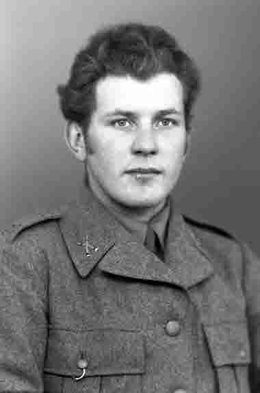 Porträtt av en herre i militäruniform. Ateljefoto.