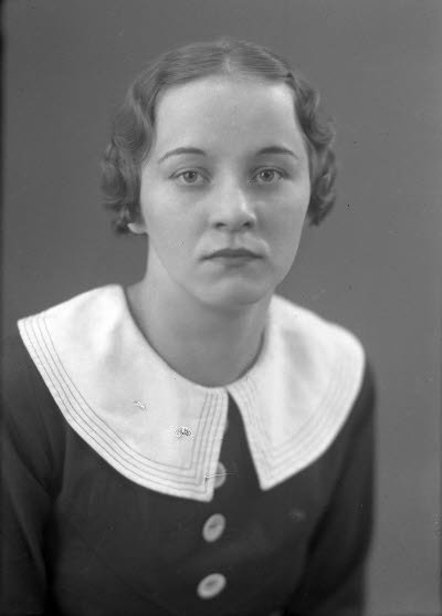 Porträtt av en dam. Ateljefoto.