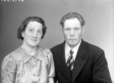 Porträtt av ett par; en herre och en dam. Ateljefoto.