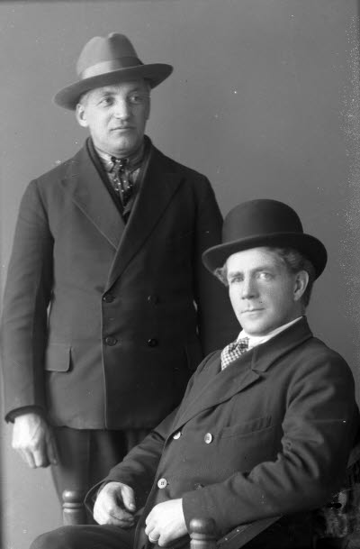 Porträtt av 2 herrar. Ateljefoto.