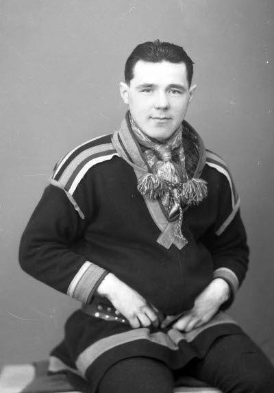 Porträtt av en herre i samedräkt. Ateljefoto.