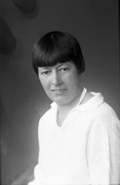 Porträtt av en dam. Ateljefoto.