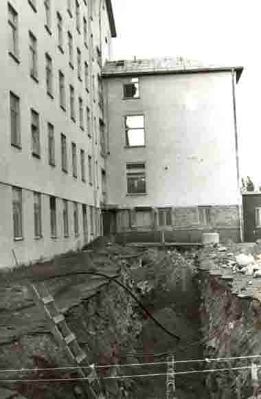 Gällivare gamla lasarett inför rivning (sprängning?).