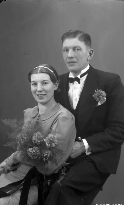 Porträtt av ett brudpar. Ateljefoto.