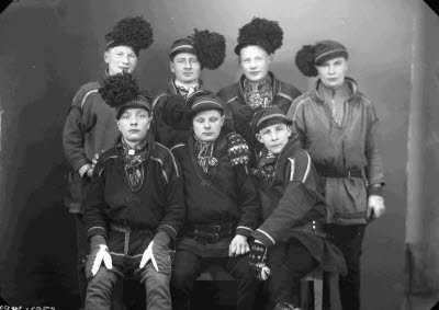 Porträtt av sju herrar i samedräkter. Ateljefoto.