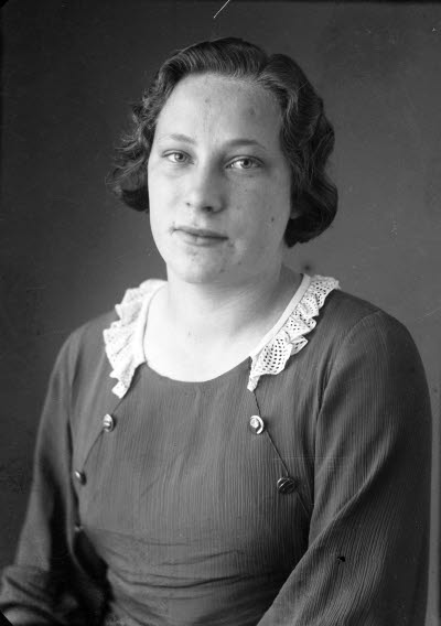 Porträtt av en dam. Ateljefoto.