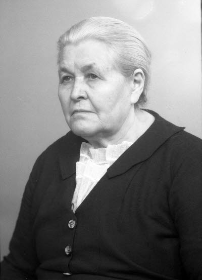 Porträtt av en dam. Ateljefoto.