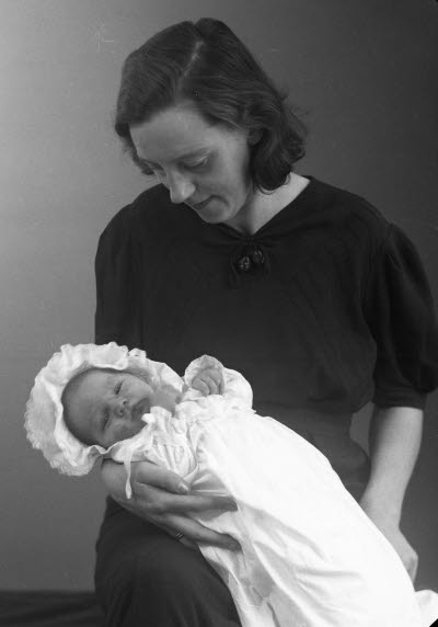 Porträtt av en dam och ett barn; mor och barn. Ateljefoto.