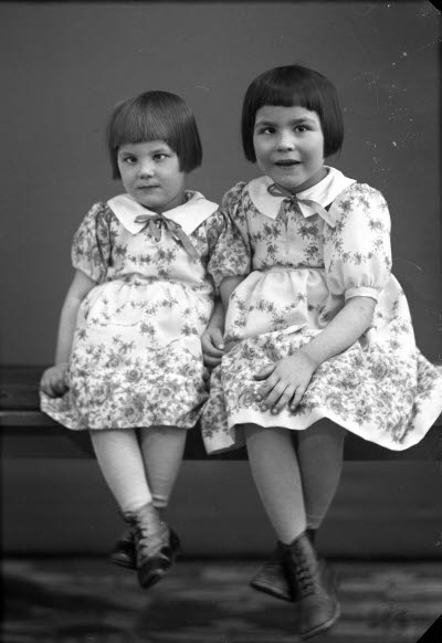 Porträtt av två barn, flickor. Ateljefoto.