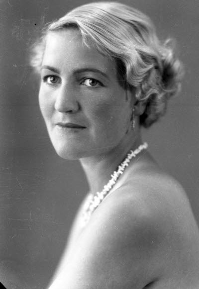 Porträtt av en dam. Ateljefoto.