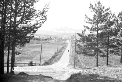 Hellebergsvägen mot centrum och Kyrkallén. Bilden är tagen från Heden.