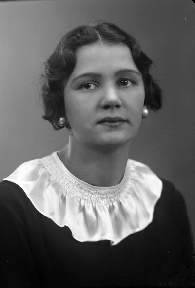 Porträtt av en dam. Ateljefoto.