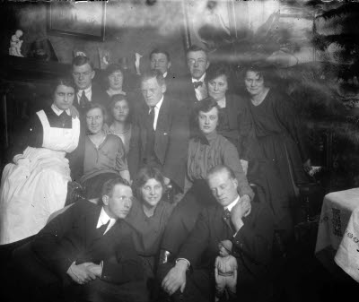 Sällskap i hemmiljö. Vardagsrum, interiör. Oidentifierade.